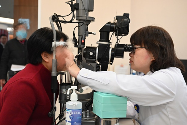 義診現(xiàn)場。重慶愛爾眼科醫(yī)院總院供圖