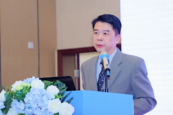 重慶愛成大坪眼科醫(yī)院名譽(yù)院長易虹主持會(huì)議。重慶愛成大坪眼科醫(yī)院供圖