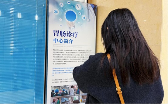 患者等待報(bào)告。重慶東大肛腸醫(yī)院供圖