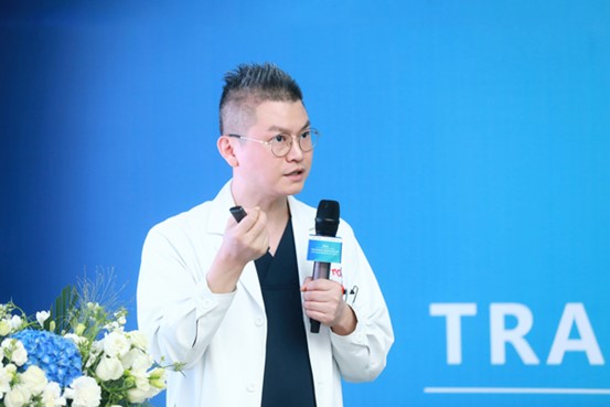 李季做分享。重慶銅雀臺整形外科醫(yī)院供圖