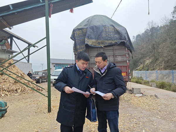 圖為近日，武隆區(qū)稅務(wù)人員在重慶海文竹木制品有限公司開展納稅信用相關(guān)政策宣傳。吳紫薇攝