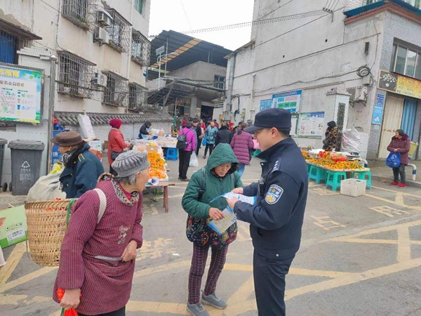 進社區(qū)開展防范和打擊經(jīng)濟犯罪宣傳。巴南區(qū)公安局石灘派出所供圖