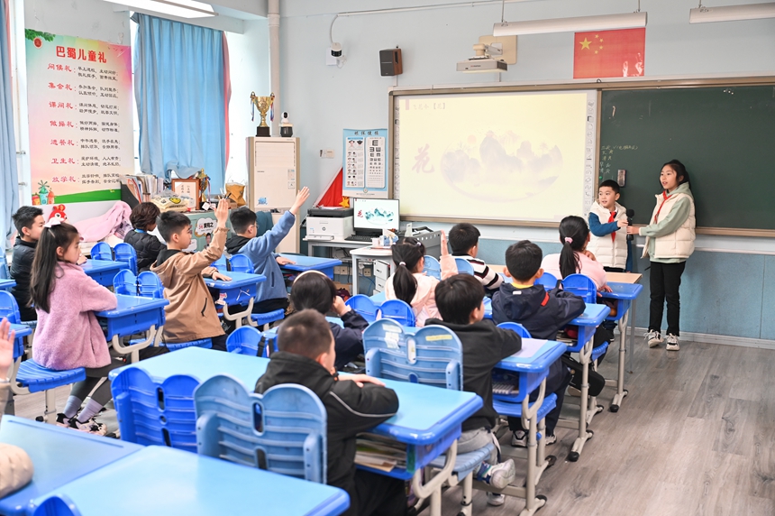 同學們在教室內自己開展“飛花令”活動。鄒樂攝