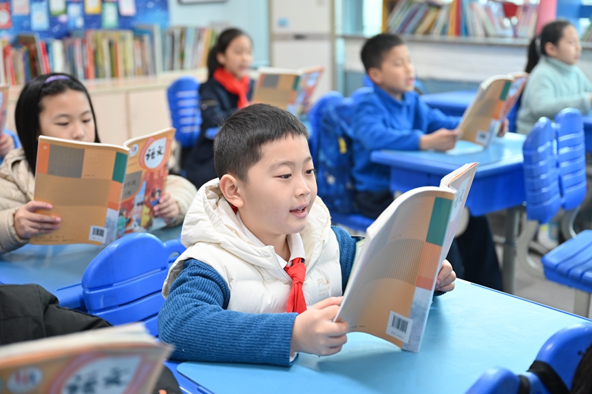 熱愛閱讀的黃有之（中），目前背誦的詩詞量已達600多首。鄒樂 攝