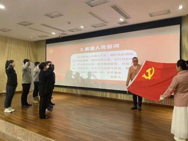 重溫入黨誓詞。九龍坡區(qū)融媒體中心供圖