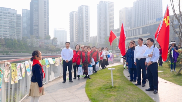 環(huán)保小演講員們在打卡點(diǎn)進(jìn)行宣講。金山學(xué)校供圖