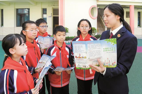 檢察官向學生講解拒絕校園欺凌相關法律知識。廣安區(qū)人民檢察院供圖