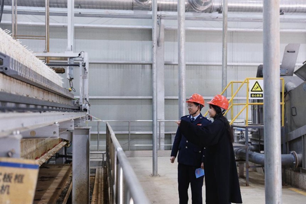 石柱縣稅務(wù)人員走訪重慶石柱三峽水環(huán)境綜合治理有限責(zé)任公司，了解污水治理和運(yùn)營情況，宣傳環(huán)保稅等政策。唐霖銳攝