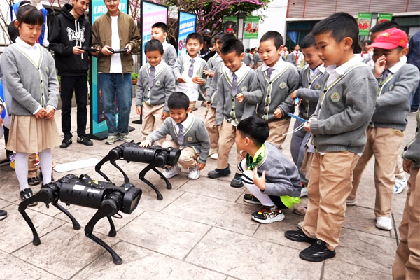 仿真機(jī)器狗完成指令。森林實(shí)驗(yàn)小學(xué)供圖