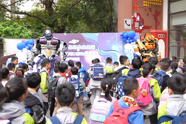 學(xué)生與機(jī)器人互動(dòng)。森林實(shí)驗(yàn)小學(xué)供圖