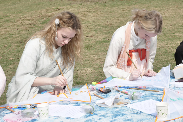 留學(xué)生體驗(yàn)做風(fēng)箏。袁杰攝