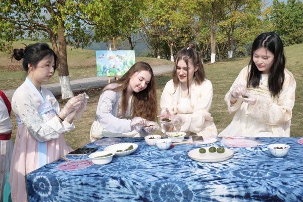 中外學(xué)生一起做青團(tuán)。袁杰攝