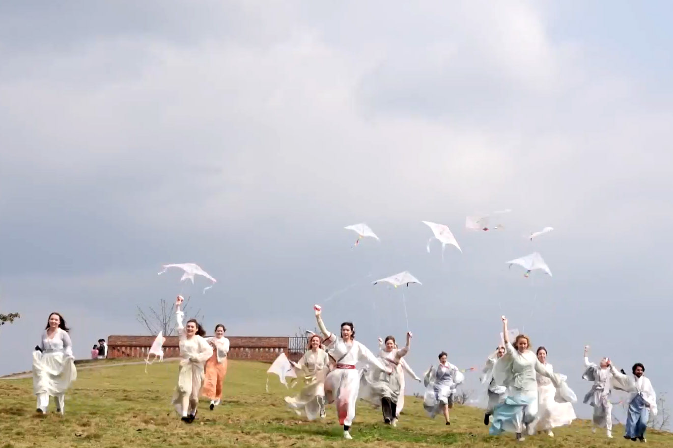 忙趁東風(fēng)放紙鳶。袁杰攝