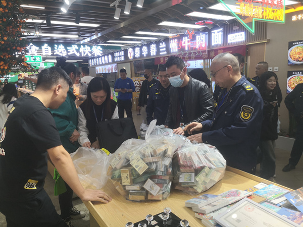 執(zhí)法人員現(xiàn)場(chǎng)查獲“茶煙”。張怡攝