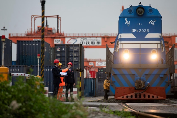 近日，在中歐班列重慶始發(fā)站團(tuán)結(jié)村站，重慶市稅務(wù)局“稅護(hù)航”國(guó)際化稅務(wù)人才團(tuán)隊(duì)走訪中鐵聯(lián)合國(guó)際集裝箱有限公司重慶分公司，宣傳相關(guān)稅費(fèi)優(yōu)惠政策，解答企業(yè)涉稅咨詢。郭睿攝