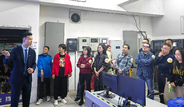 體驗者一行參觀設(shè)備房。新鷗鵬物業(yè)供圖