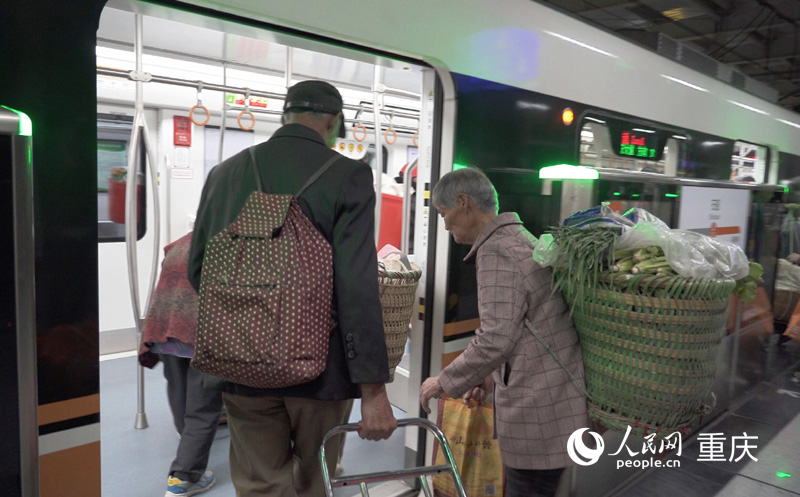 菜農(nóng)果農(nóng)們搭乘早上第一趟地鐵。人民網(wǎng)記者 劉祎攝