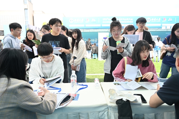 雙選會現(xiàn)場。鄒樂攝