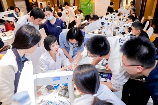 重醫(yī)附屬口腔醫(yī)院牙體牙髓科第一黨支部開展基層技術(shù)推廣活動。重醫(yī)附屬口腔醫(yī)院供圖