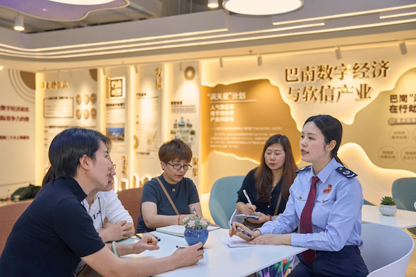 在巴南區(qū)軟件園政策宣傳活動中，稅務(wù)人員面對面答疑解惑。饒鵬飛攝