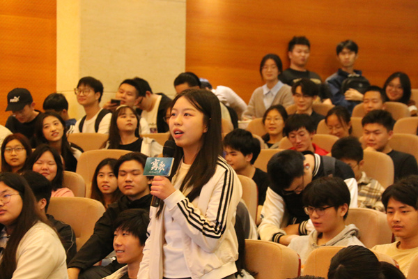 學(xué)生提問。重慶理工大學(xué)供圖