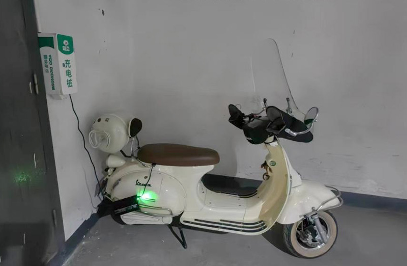 小區(qū)業(yè)主違規(guī)給電動摩托車充電。網(wǎng)友供圖