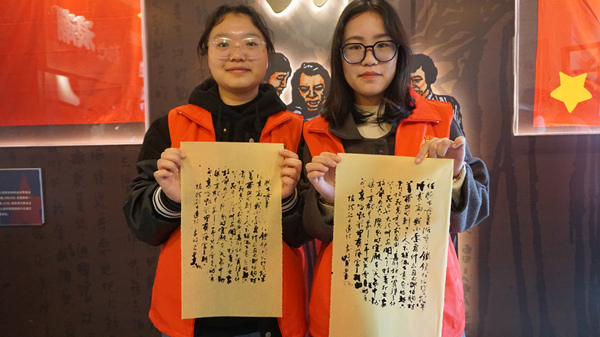 學(xué)生展示親手制作的報(bào)紙。重慶理工大學(xué)供圖