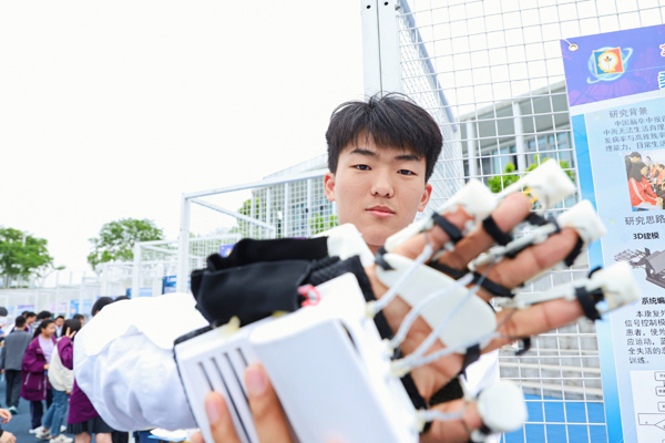 柔性手部智能康復(fù)外骨骼。南開兩江中學(xué)供圖