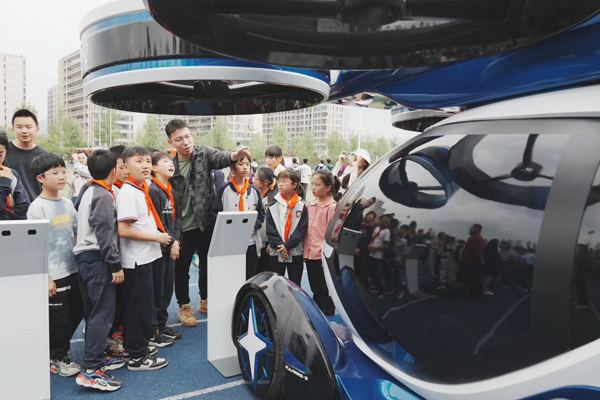 學(xué)生對“手蓄電池”驚奇不已。袁杰攝