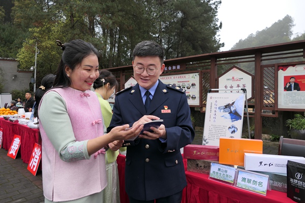 近日，在2024年萬盛經(jīng)開區(qū)浪漫春游季活動現(xiàn)場，稅務(wù)人員為翠信茶葉公司人員講解相關(guān)稅費(fèi)政策。陳紅梅攝