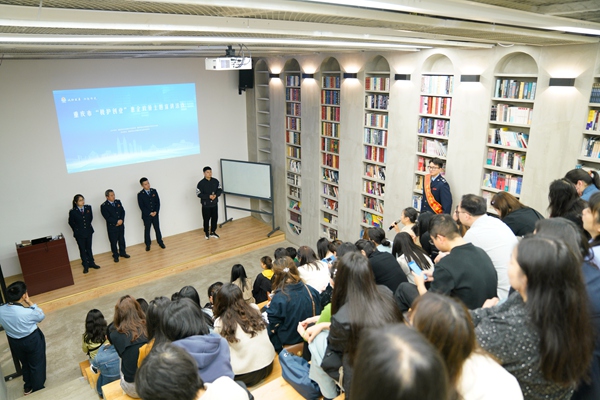 4月11日，重慶市稅務局、稅務總局駐重慶特派辦、重慶兩江新區(qū)稅務局聯(lián)合開展“稅護創(chuàng)業(yè)”主題宣講活動。胡俊松攝