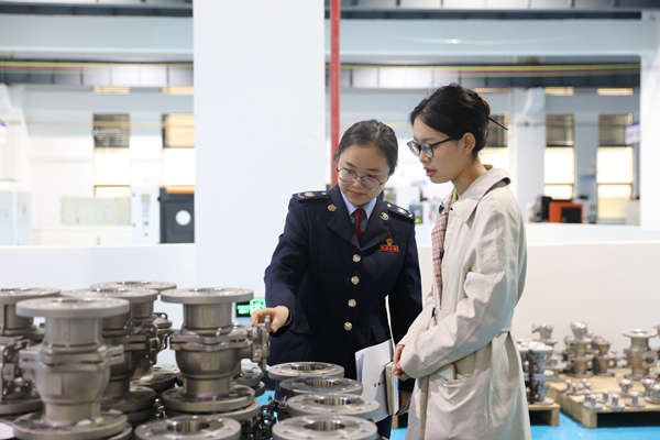 石柱縣稅務人員走進當?shù)毓I(yè)園區(qū)，了解生產情況，宣傳稅費優(yōu)惠政策。唐霖銳攝