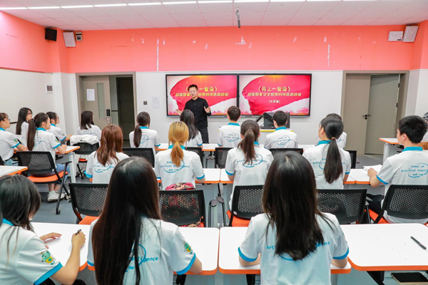 該校老師華敏超講授特色思政課。西南政法大學(xué)供圖