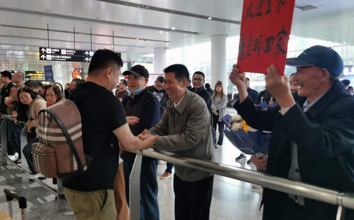4月11日，親人在重慶江北國際機(jī)場(chǎng)迎接唐啟明。重慶合川區(qū)公安分局供圖