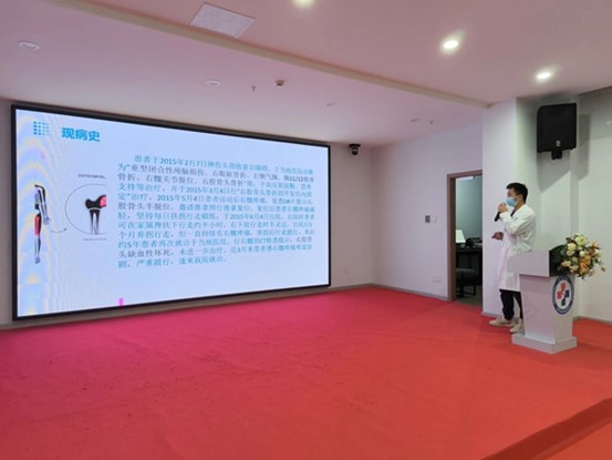 管床醫(yī)生介紹患者情況。重慶道格骨科醫(yī)院供圖