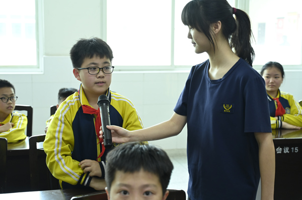 小學(xué)生積極回答問題。西南大學(xué)供圖
