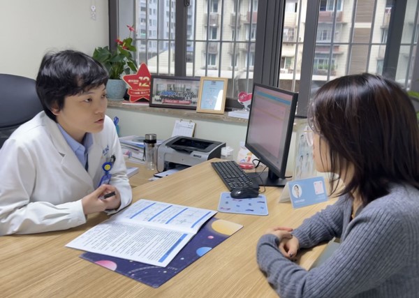唐甜向患者介紹近視手術(shù)情況。重慶普瑞眼科醫(yī)院供圖