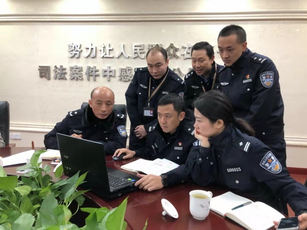 楊勇跟工作室的年輕人一起。重慶市高級人民法院供圖