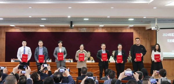 梁鴻（左一）領(lǐng)取證書。重慶西區(qū)醫(yī)院供圖