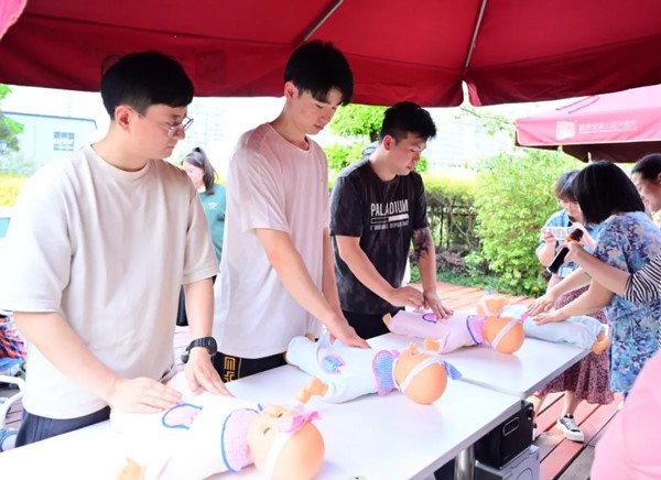 準(zhǔn)爸爸實(shí)操現(xiàn)場。重慶安琪兒婦產(chǎn)醫(yī)院供圖