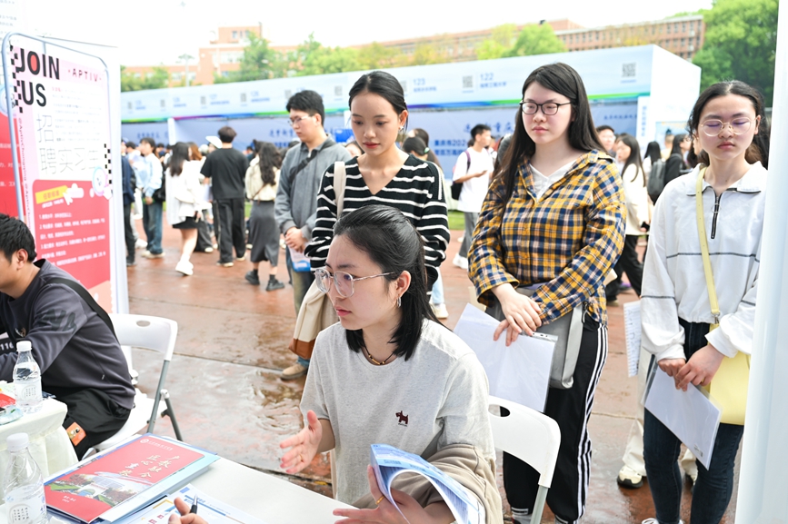 畢業(yè)生正與參會(huì)用人單位進(jìn)行交流。鄒樂(lè)攝