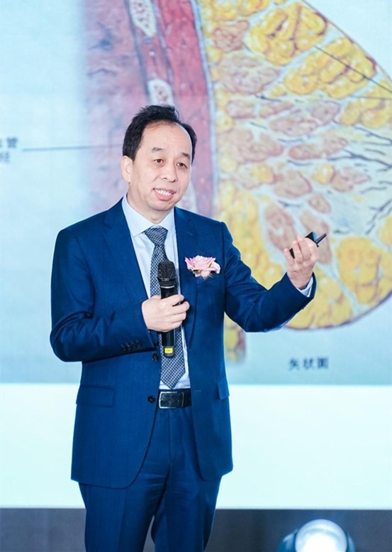 孫家明介紹“松垂乳矯正聯(lián)合假體植入”。重慶華美整形外科醫(yī)院供圖