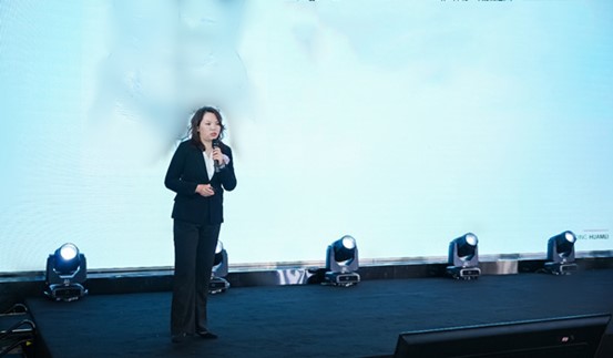 曹勇在現(xiàn)場(chǎng)做“腹壁聯(lián)合胸部整形手術(shù)分享”。重慶華美整形外科醫(yī)院供圖