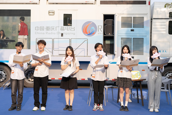 學(xué)生代表誦讀表演。重慶理工大學(xué)供圖