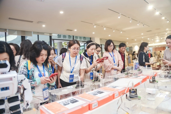 智慧教育成果展示現(xiàn)場(chǎng)。重慶兩江新區(qū)云錦小學(xué)校供圖