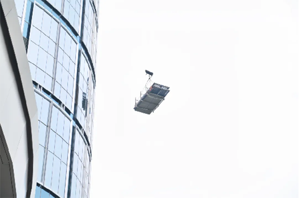 “幕墻沖刺決戰(zhàn)180天”，陸海國際中心幕墻繁忙的施工現(xiàn)場。重慶萬科供圖