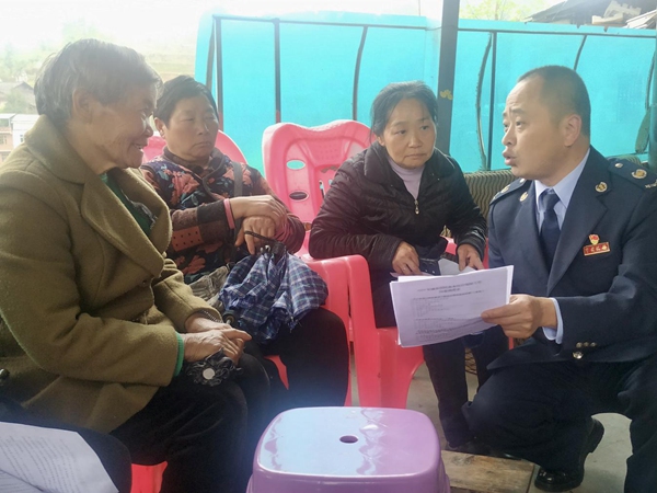 奉節(jié)縣稅務(wù)人員為鄉(xiāng)鎮(zhèn)居民講解醫(yī)保政策及繳費流程。蔡仲垚攝