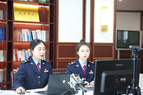 近日，重慶市武隆區(qū)稅務(wù)局開展可視答疑直播，解讀個人所得稅綜合所得匯算政策。傅婧攝