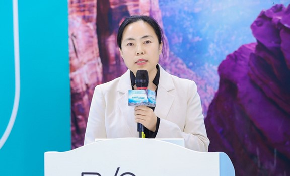 張奕霞分享課題現(xiàn)場。重慶南坪愛爾眼科醫(yī)院供圖