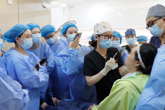 楊藝演示注射方式。重慶軍美醫(yī)療美容醫(yī)院供圖